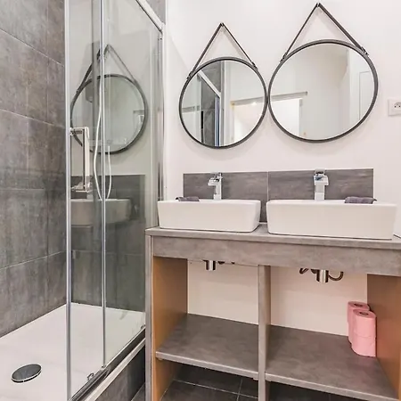 Stuart Elegance Vue Cathedrale Reims